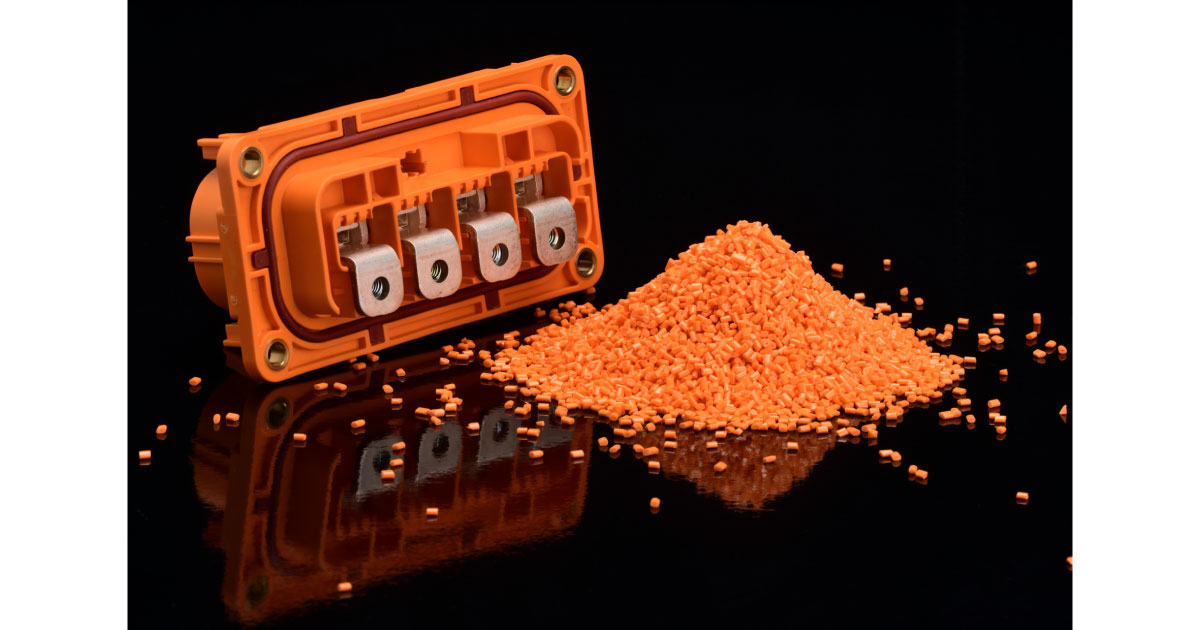 22_1_12_4 ランクセス,自動車ボンネット内部の安全性を向上する新たな染料を提供