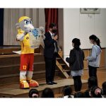 ダウ・ケミカル日本，回収した廃プラスチックを利用して作られたごみ袋を寄贈