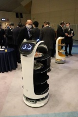レセプション会場内の配膳ロボット-FOOMA JAPAN 2022