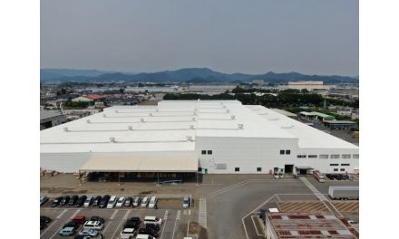 UDトラックス,群馬部品センターで倉庫屋根・外壁へ遮熱塗装