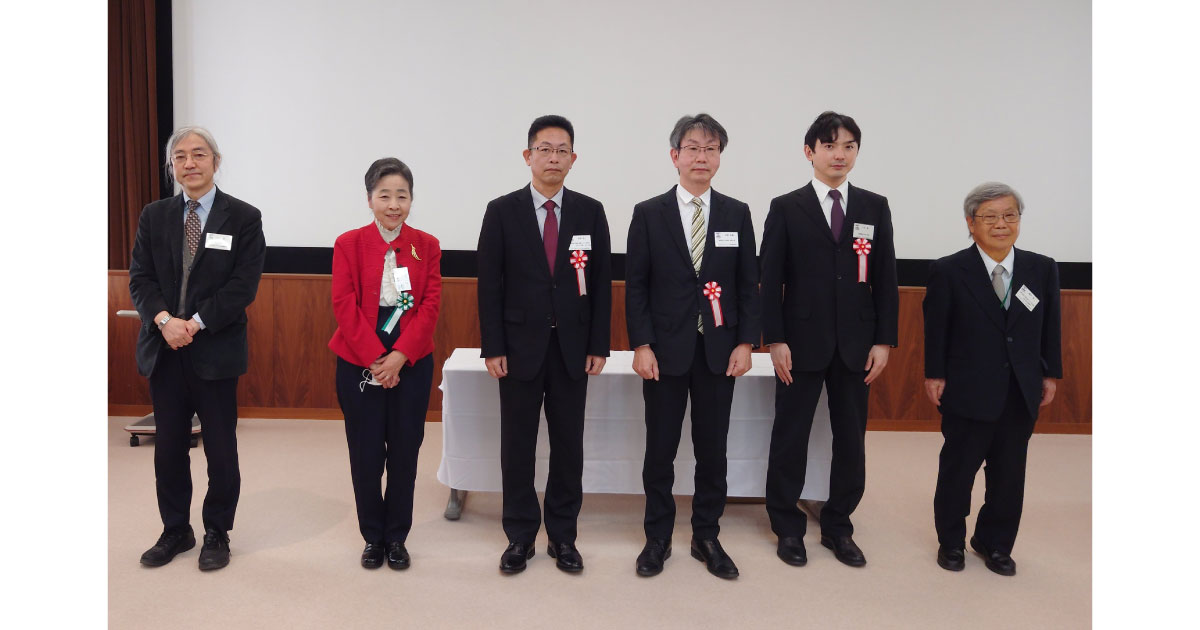 第15回岩木賞受賞者と関係者による記念写真-トライボコーティング技術研究会