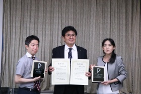 表彰式の様子。左より平塚氏，中森会長，和才氏-2023年DLC工業会功労賞表彰式