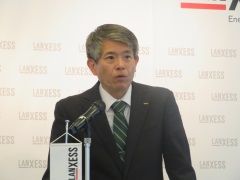 24_5_15_2.2 記者に説明する米津社長-ランクセス,2024年記者説明会