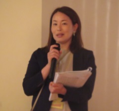 24_12_4_1.7 司会進行をする奥田 紗知子 氏-トライボロジー会議2024 秋 名護