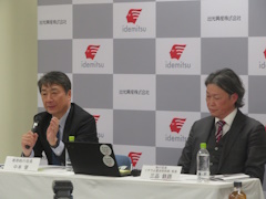 25_3_19_5.2 記者会見する中本肇専務執行役員(左)と三品鉄路執行役員(右)-出光興産が全固体電池原料の量産に向け,千葉に大型製造装置の建設を決定