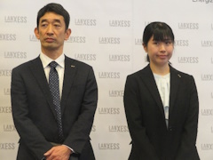 25_5_21_1.3 ルブリカント・アディティブスの長谷川亮太氏(左)と瀬戸なつみ氏(右)-ランクセス20周年記者説明会