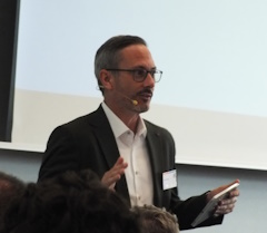 25_8_6_1.4 司会進行のSven Krause氏-EMO Hannover 2025 プレスプレビュー
