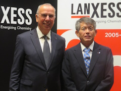 25_9_3_1.2 写真1 フィンク氏(左)と米津氏(右)