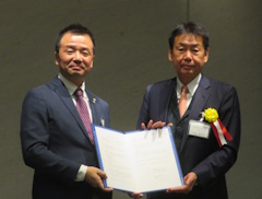 調印式の模様-自動車用品小売業協会，2025年度上期活動報告会・記念講演会