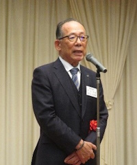 懇親会で挨拶する四元理事長-全国工作油剤工業組合，第30回全国技術研修会