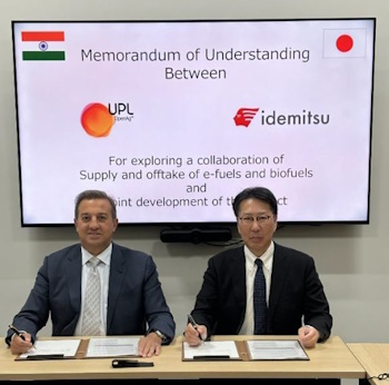 MOU調印式の様子（左：UPL社Chairman and Group CEO Jai Shroff氏，右：出光興産 執行役員CNX戦略部長 田中洋志氏）-出光興産，インド・UPL社と合成燃料・バイオ燃料に関する共同検討を開始