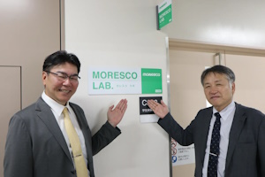 （左）福田勝人氏（MORESCO CTO），（右）住友弘二氏（兵庫県立大学 工学研究科長）-MORESCO，兵庫県立大学姫路工学キャンパスの学生実験室のネーミングライツを取得