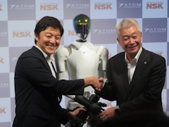 青木社長（左）と市井社長（右）-アトムと日本精工，ヒューマノイドロボット開発を推進
