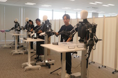 実験室でのデータ収集の模様-アトムと日本精工，ヒューマノイドロボット開発を推進